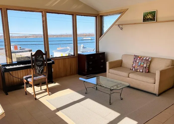 Hotel Wolfe Island