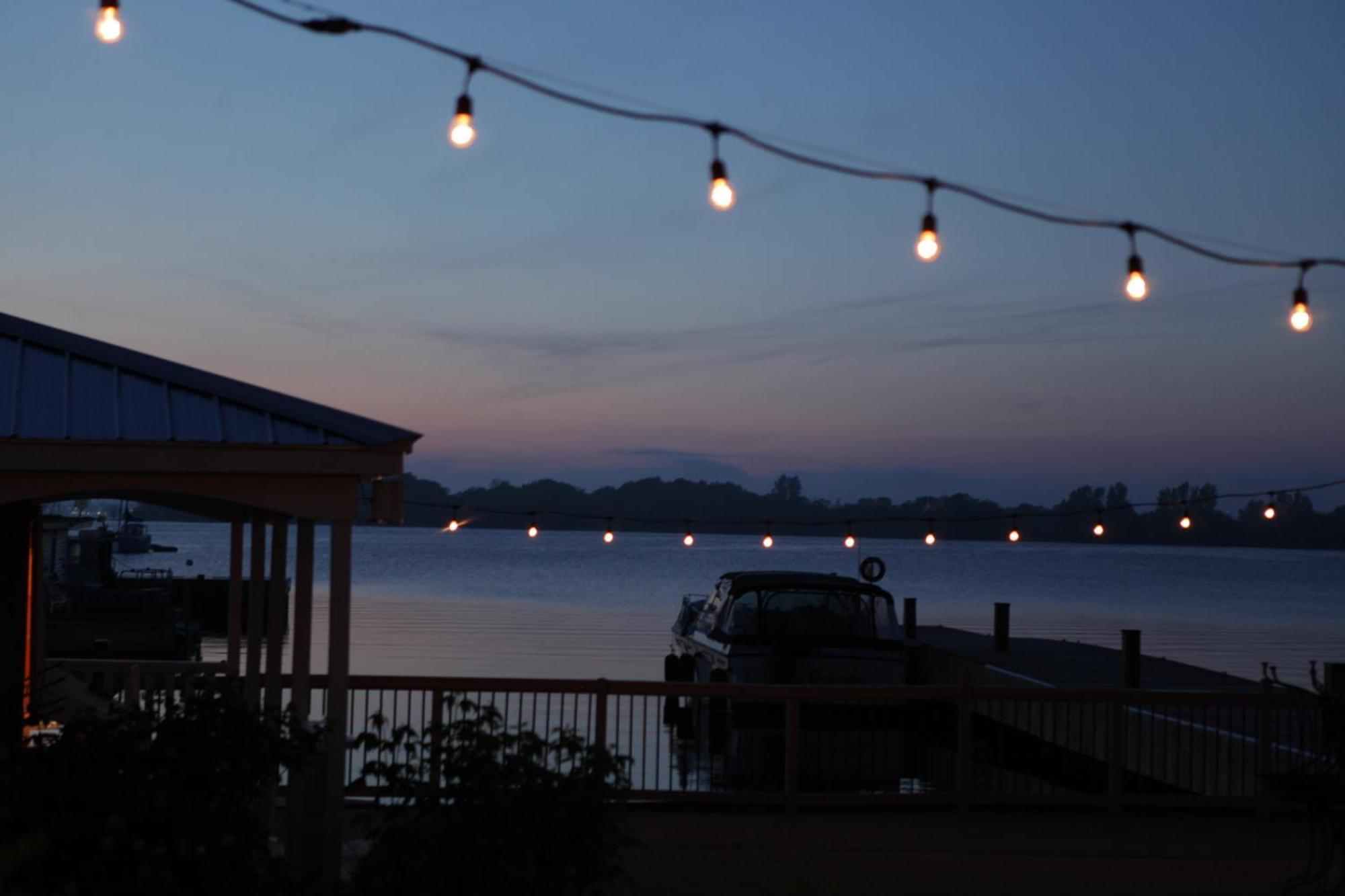 Hotel Wolfe Island