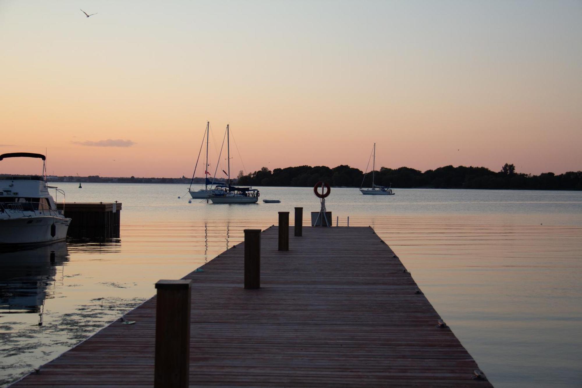 Hotel Wolfe Island *