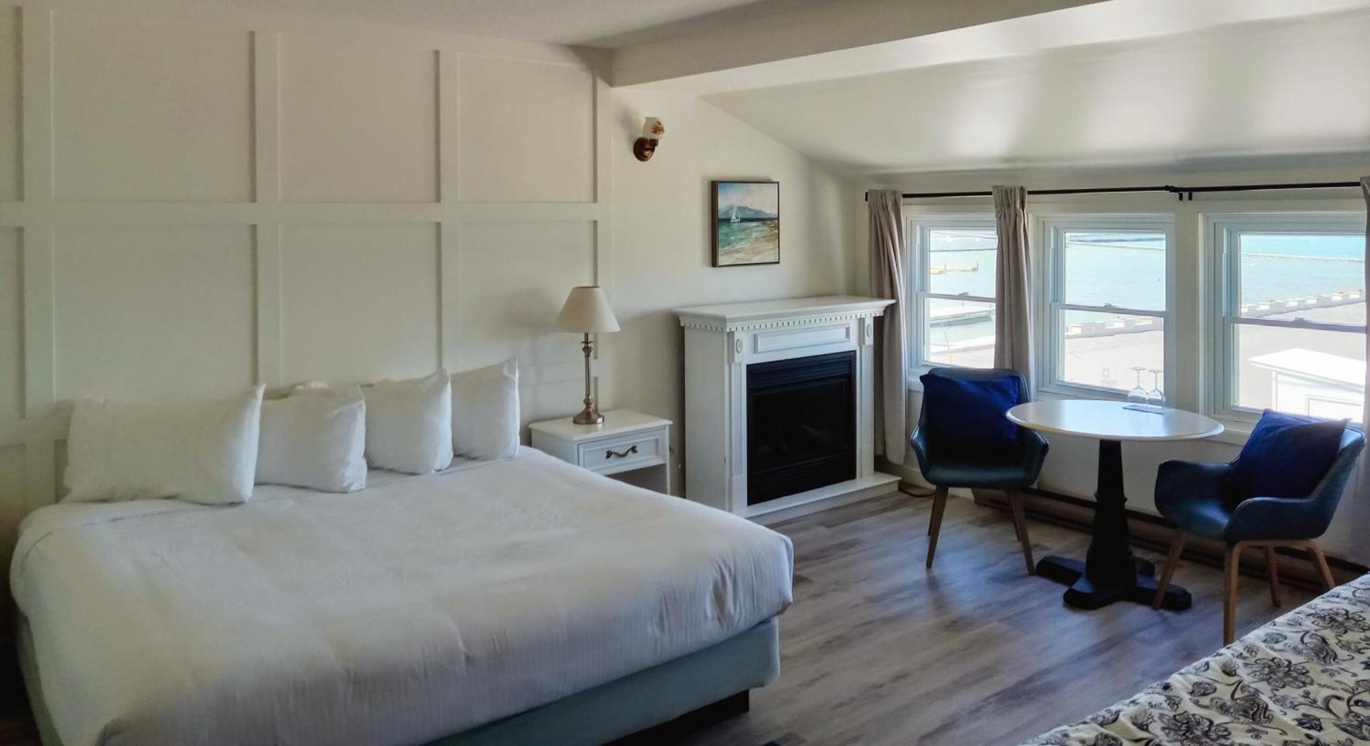 Hotel Wolfe Island