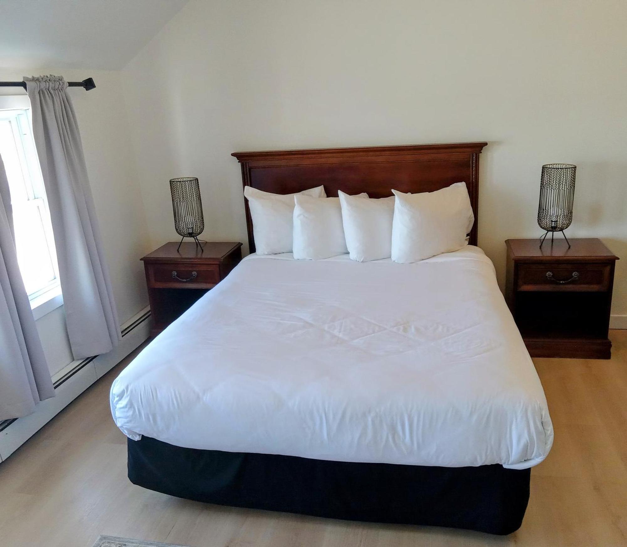 Hotel Wolfe Island