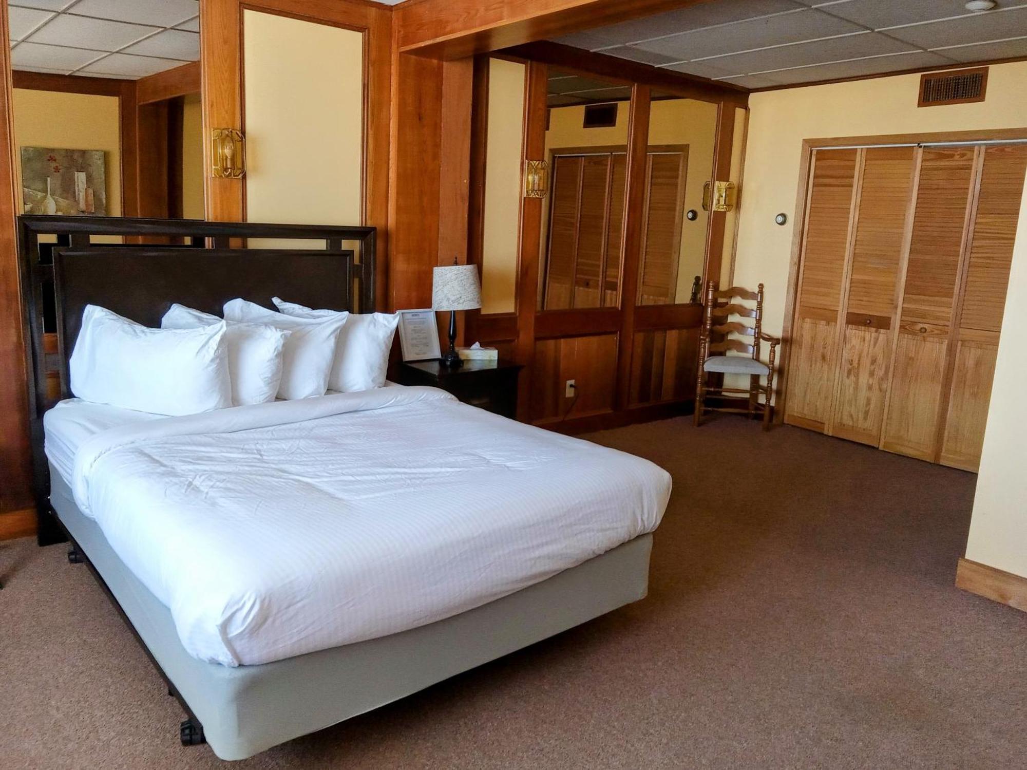 Wolfe Island Hotel *