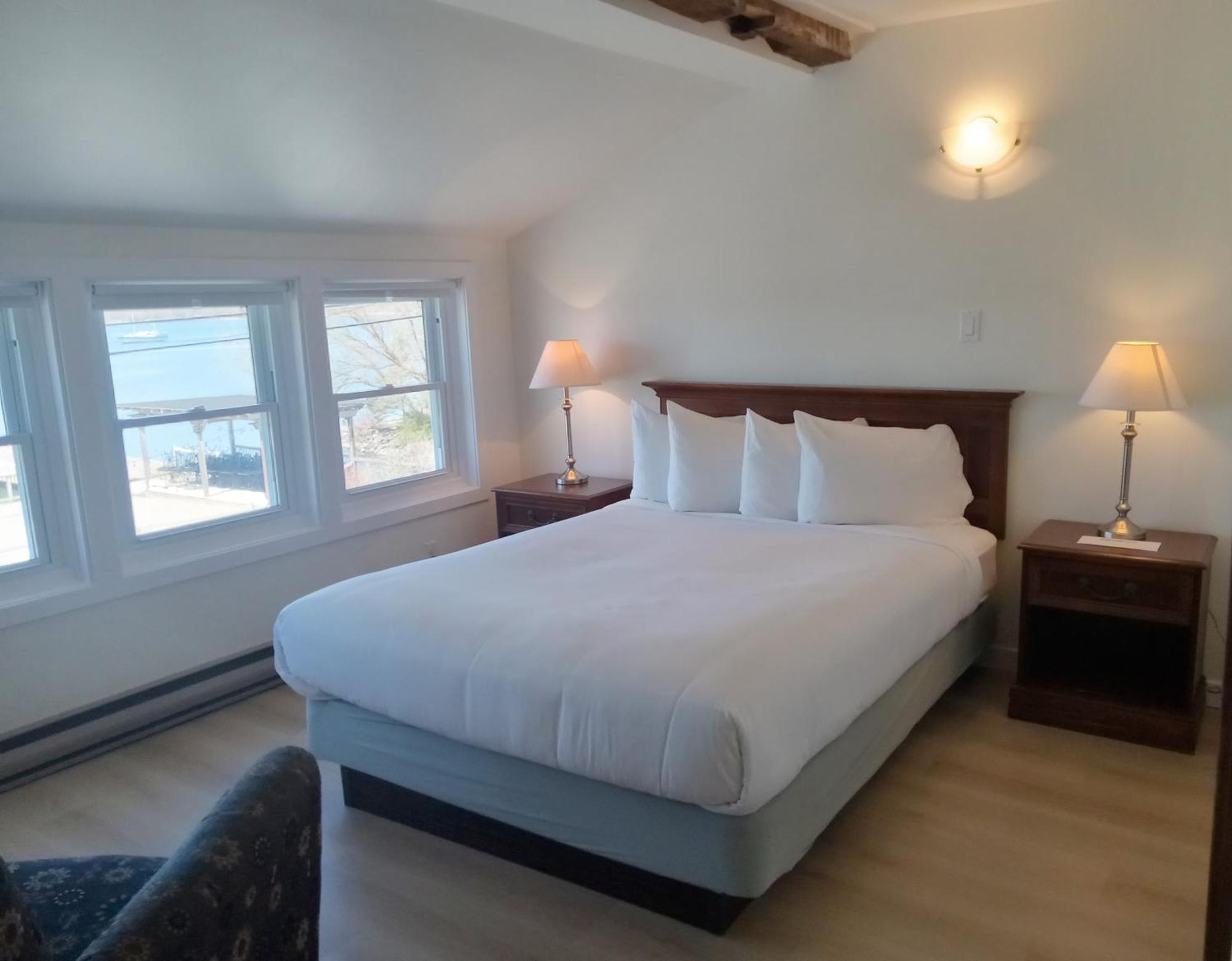 Hotel Wolfe Island