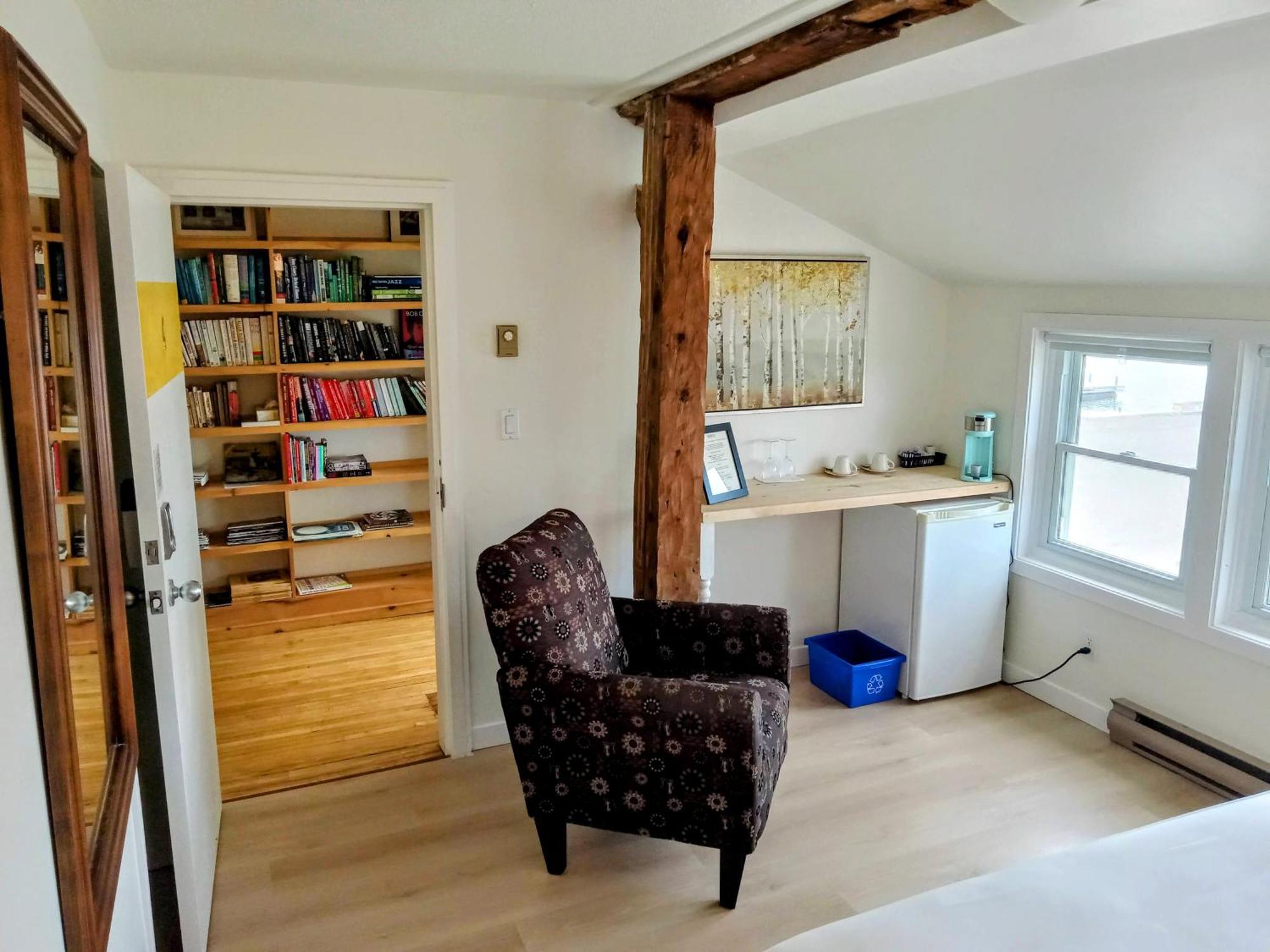 Wolfe Island Hotel *