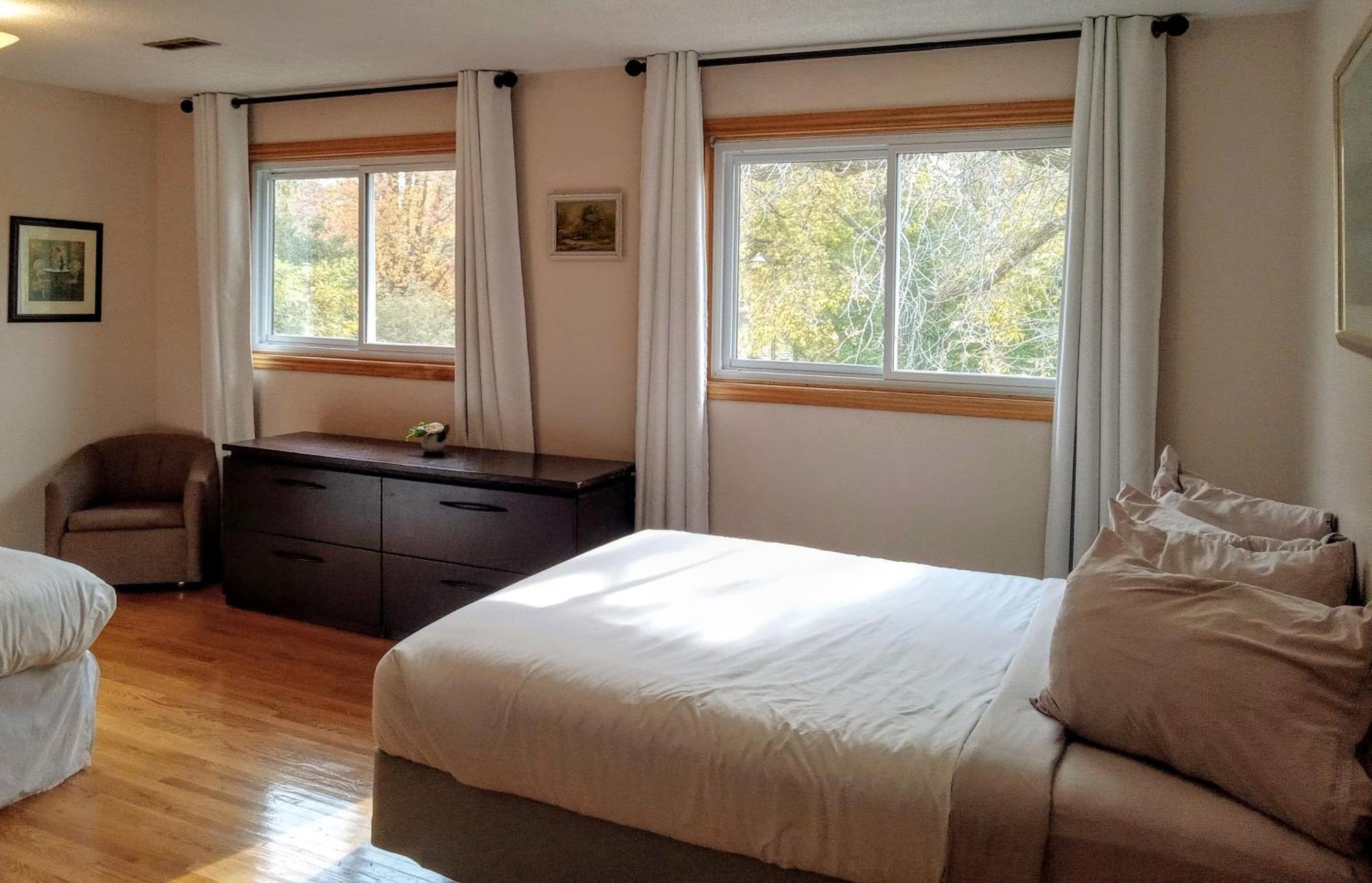 Wolfe Island Hotel