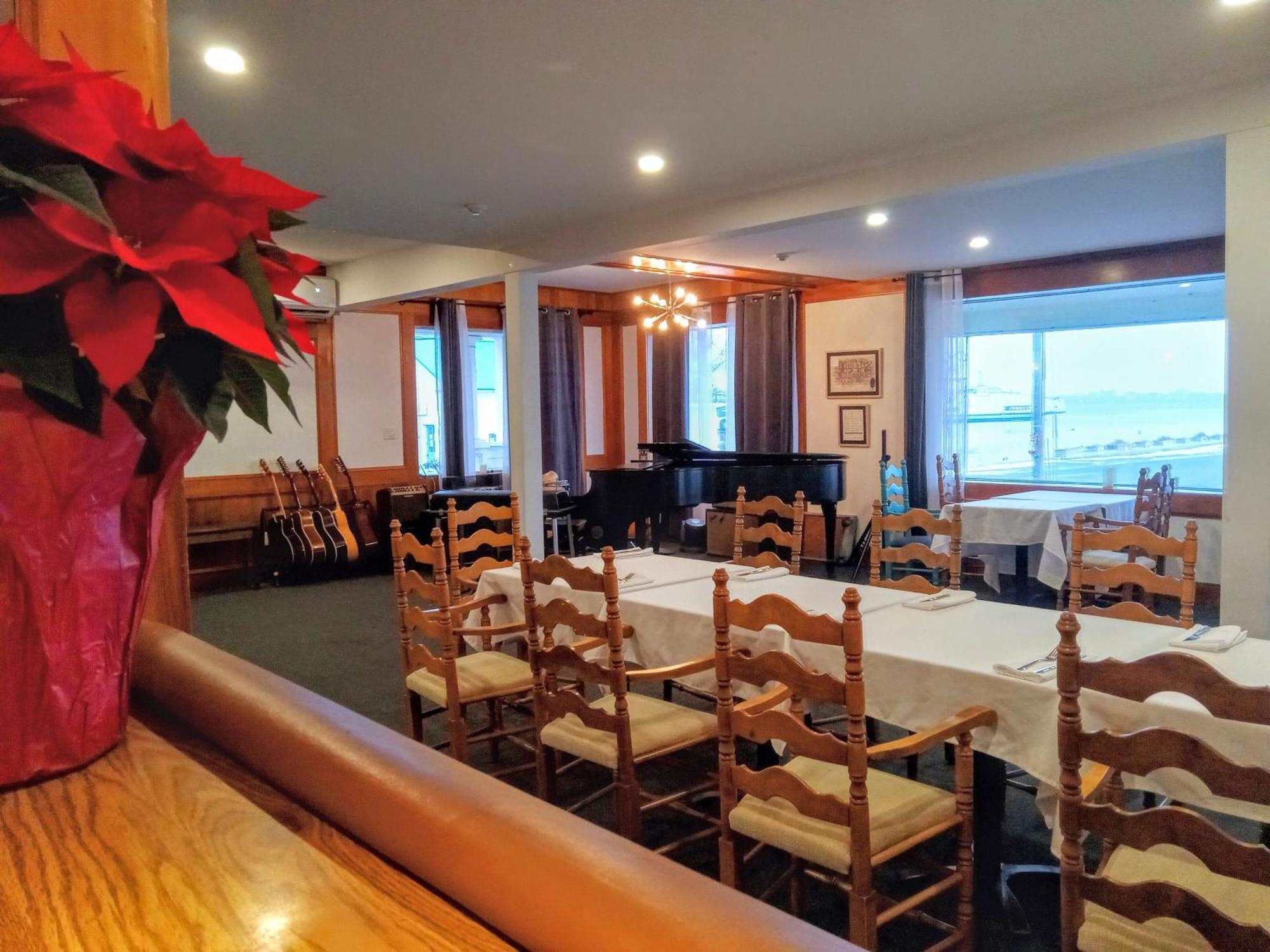 Hotel Wolfe Island