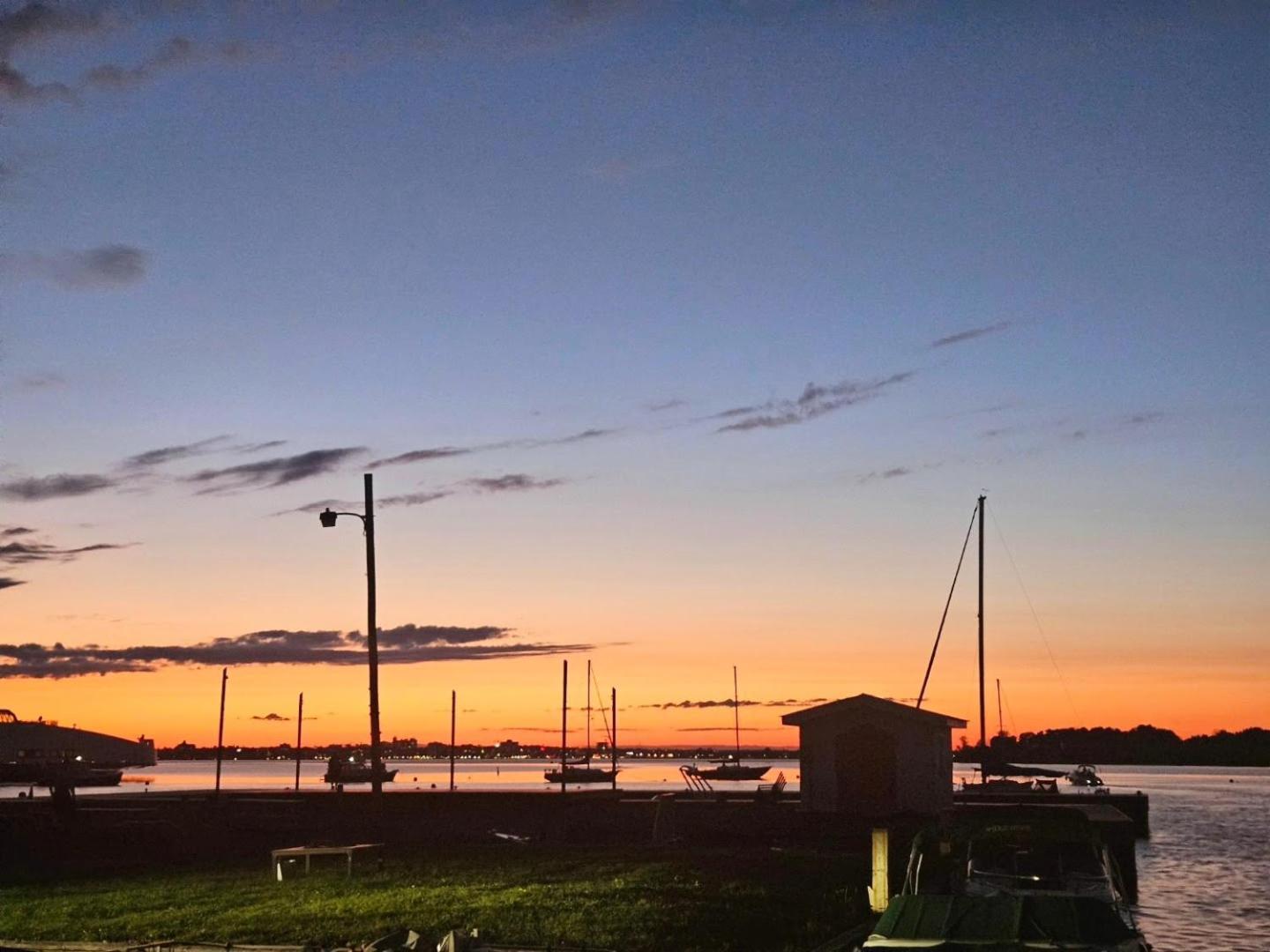 Wolfe Island Hotel