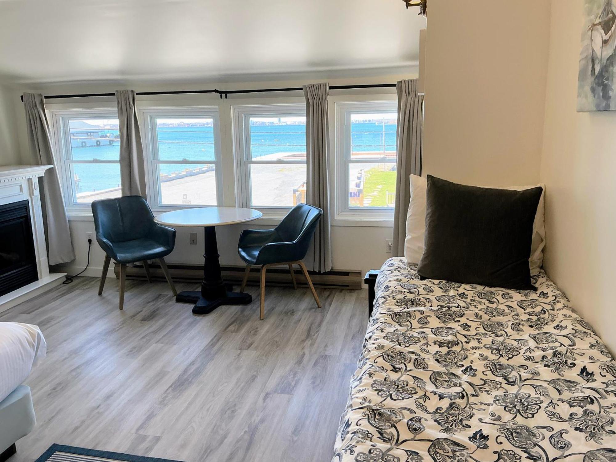 Wolfe Island Hotel *